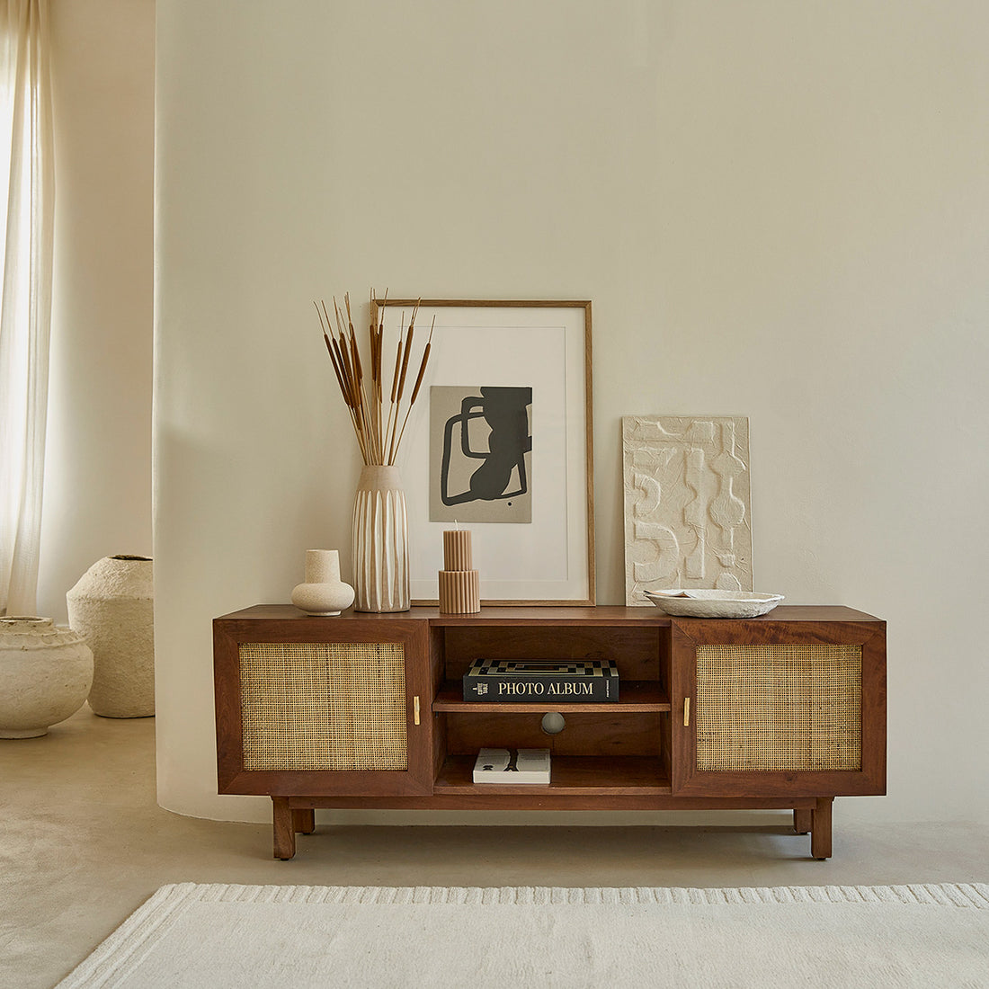 RAPHAEL - TV-Möbel aus massivem Mangoholz in Walnuss-Finish und Rohrgeflecht 140 cm