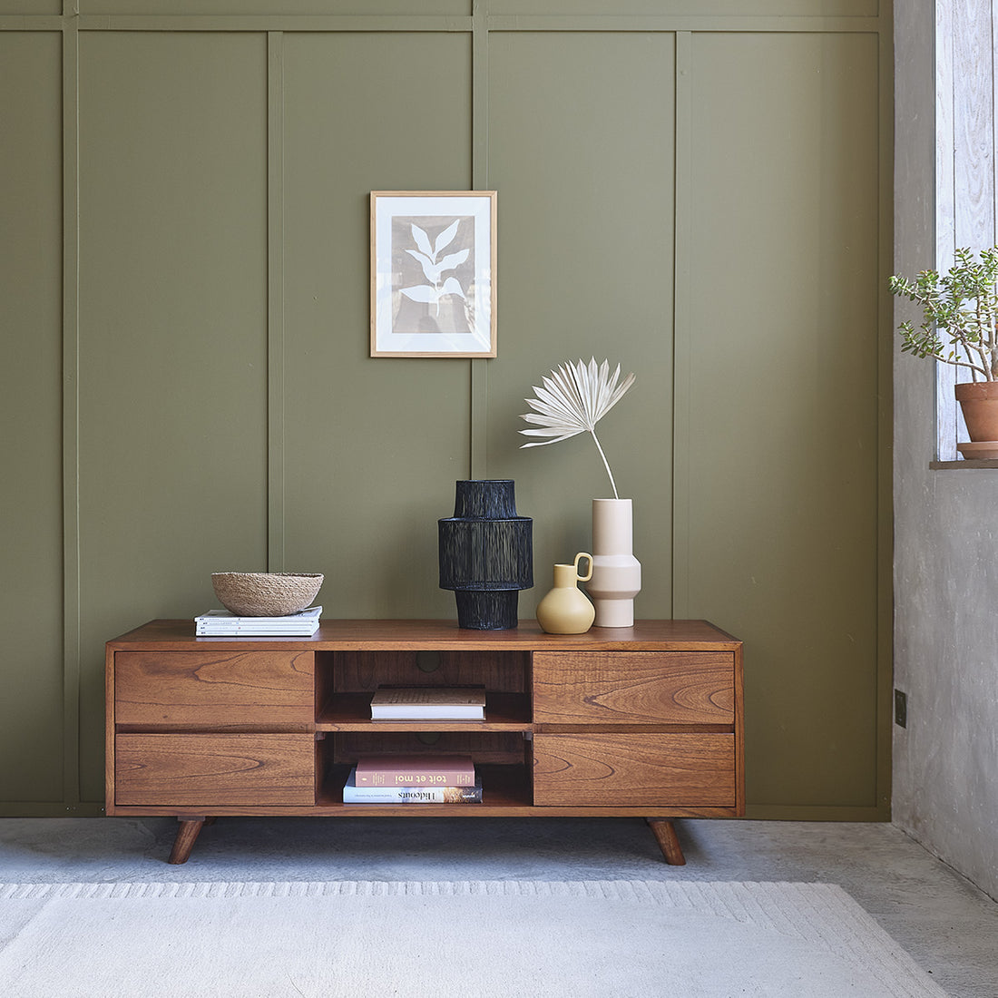 MILO - TV-Möbel aus massivem Mindiholz mit Nussbaum-Oberfläche, 140 cm