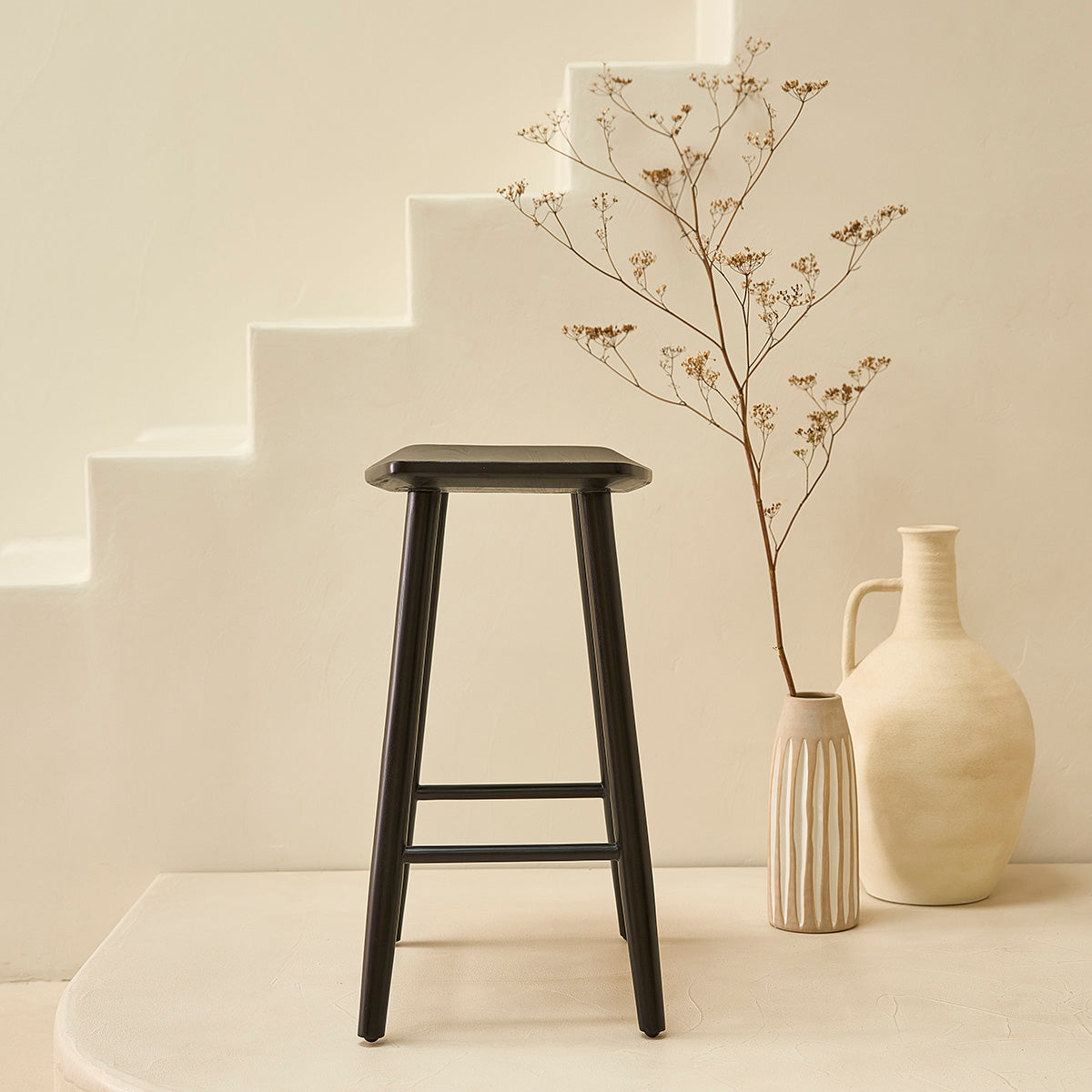 AMBRE - Set aus 2 Hockern aus massivem Teakholz schwarz 65 cm