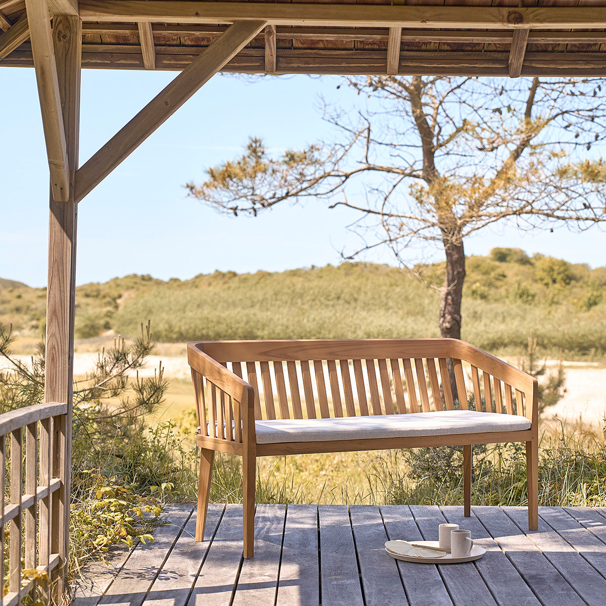 BARI - Abgerundete Gartenbank aus massivem Teakholz, 150 cm, mit Kissen