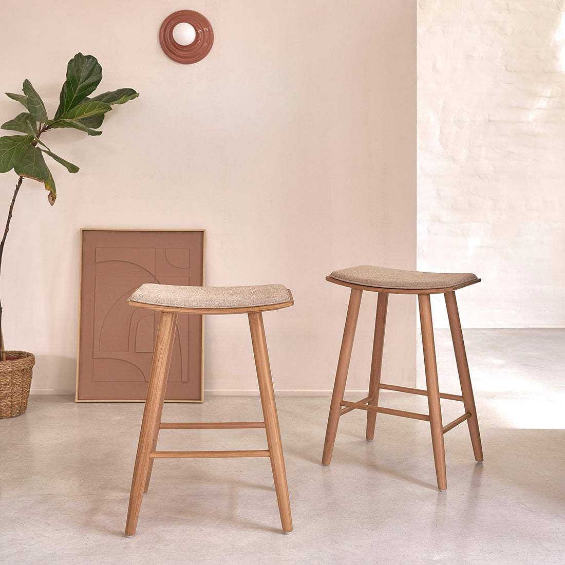 AMBRE - Lot de 2 tabourets en teck massif et velours grège 65 cm