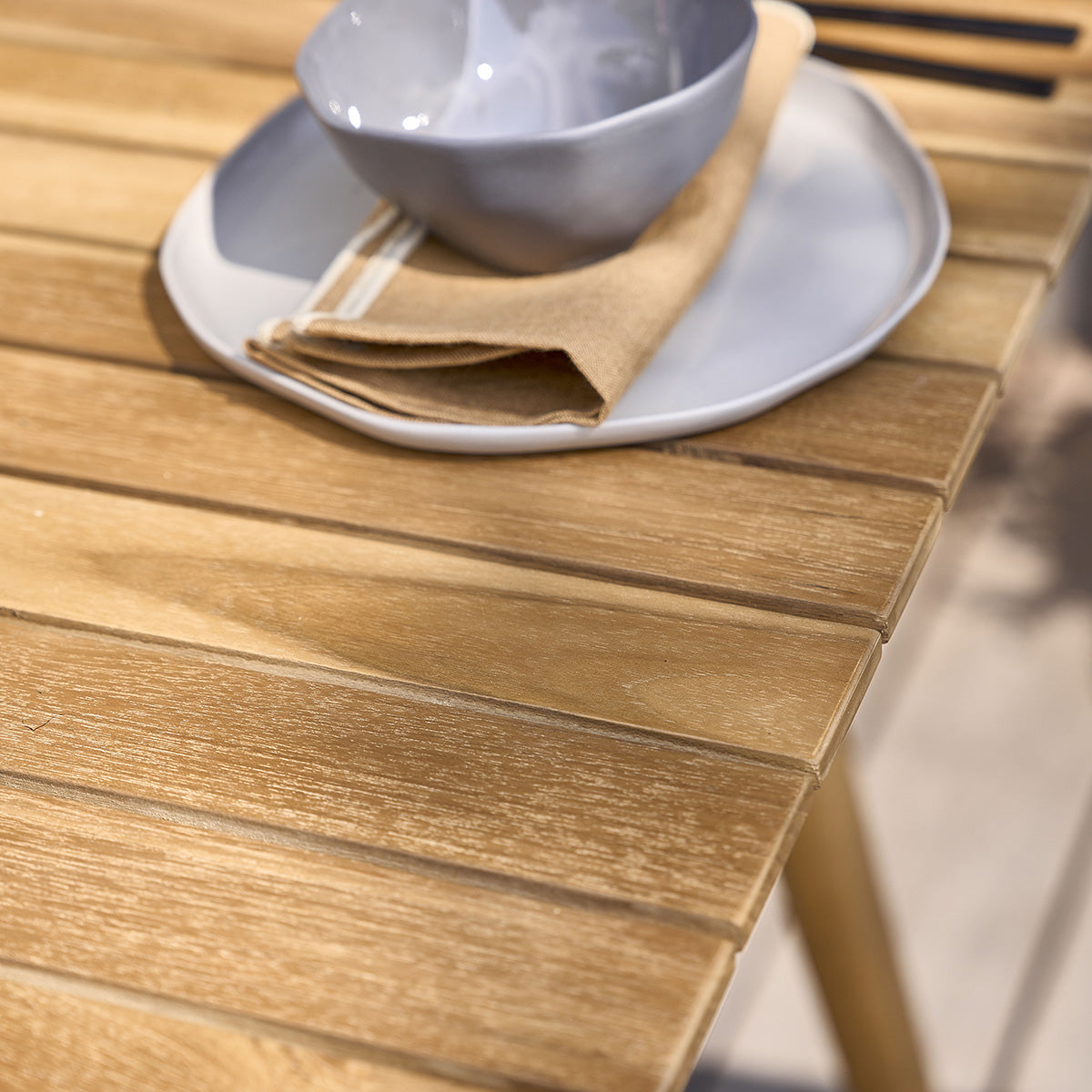 APRIL - Quadratischer Gartentisch aus massivem Teakholz für 2 bis 4 Pers.