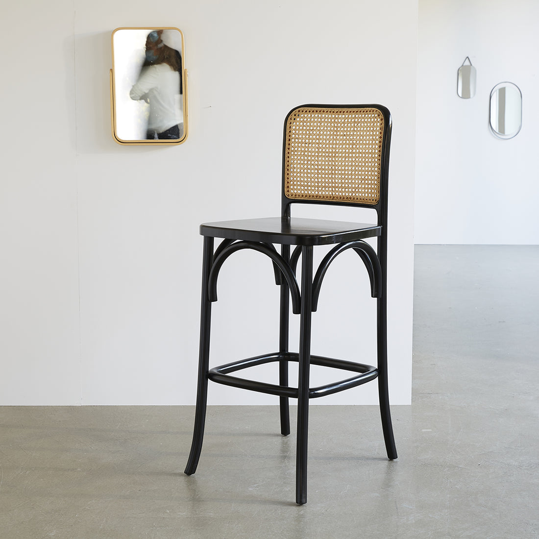 ARON - Barhocker aus massivem Mahagoni und Rohrgeflecht