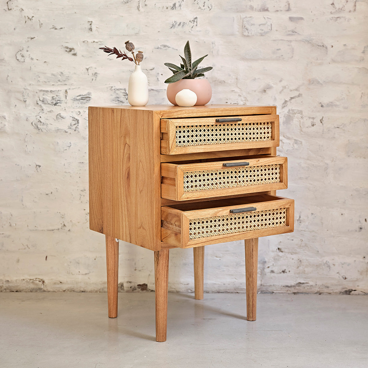ALBA - Nachttisch aus massivem Mindi und mit Rohrgeflecht 40 cm