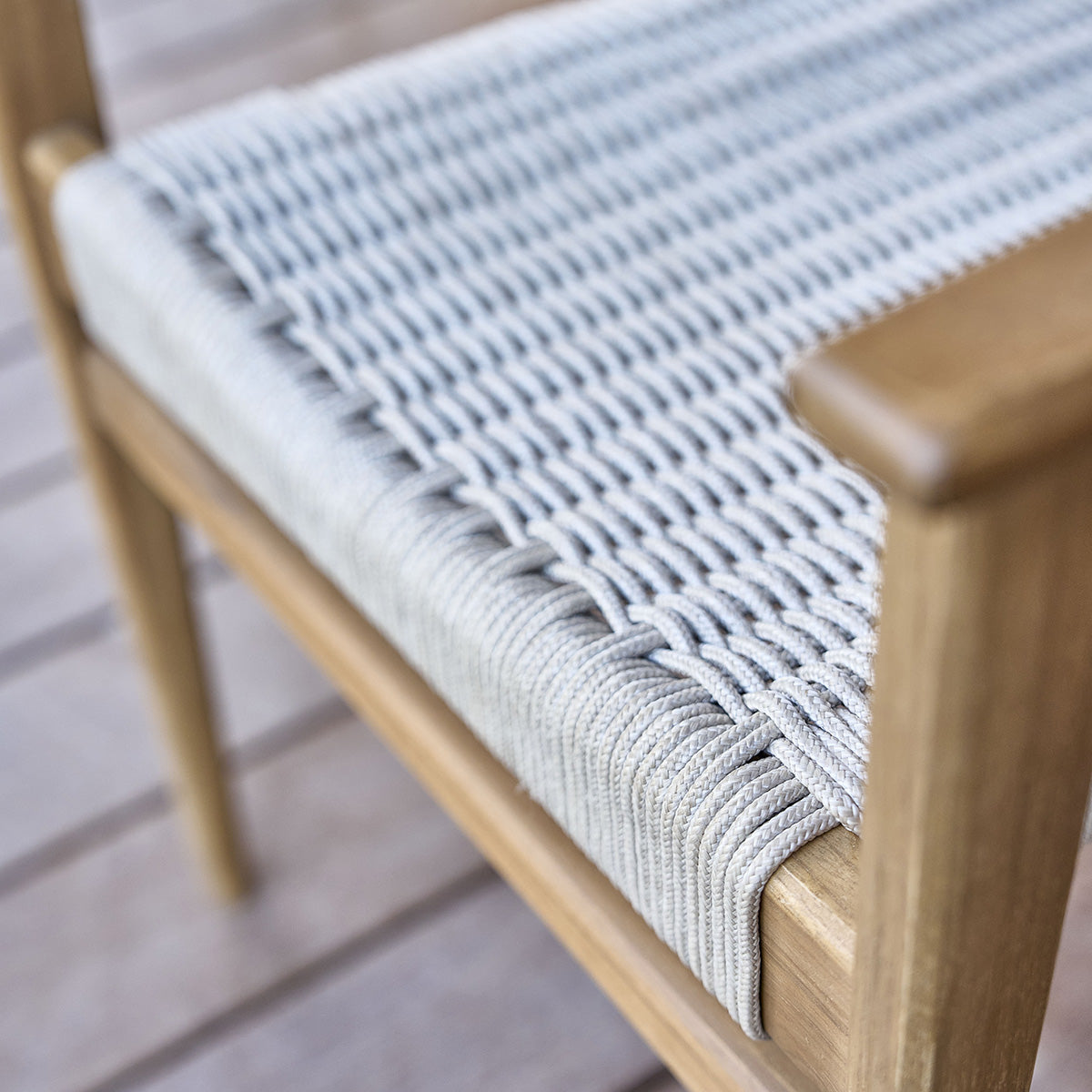 LIVIE - Gartensessel aus massivem Teakholz und mit beigem Rohrgeflecht (2er Set)