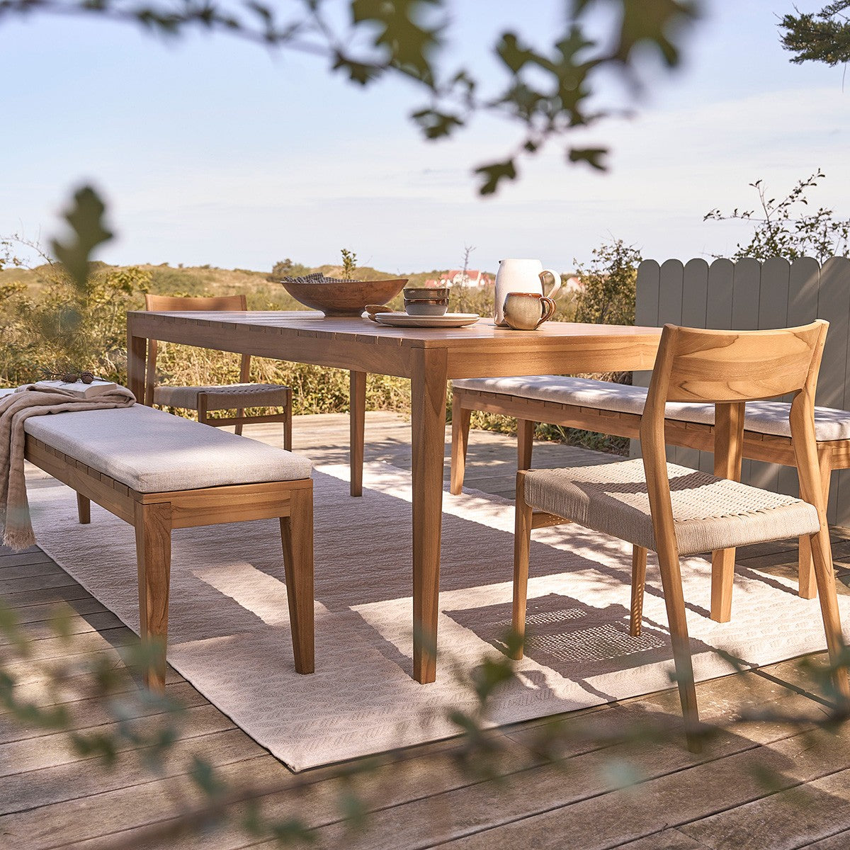 BARI - Gartenbank aus massivem Teakholz 180 cm mit Kissen