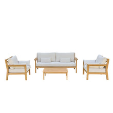 Niedrige Gartenmöbel aus massivem Teakholz mit Kissen