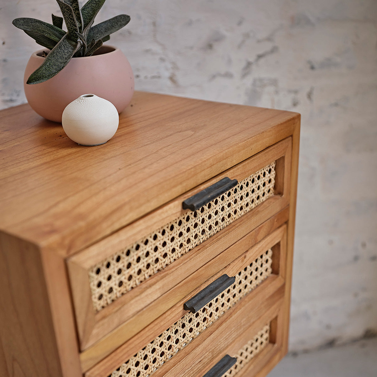 ALBA - Nachttisch aus massivem Mindi und mit Rohrgeflecht 40 cm