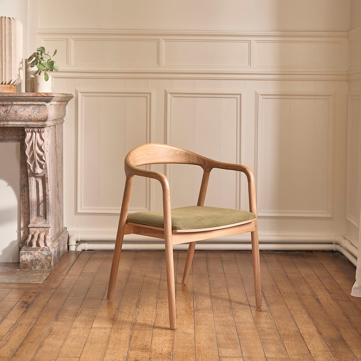 AMBRE - Stuhl aus massivem Teakholz mit Sitzfläche aus Cordsamt in Khaki-Farbe