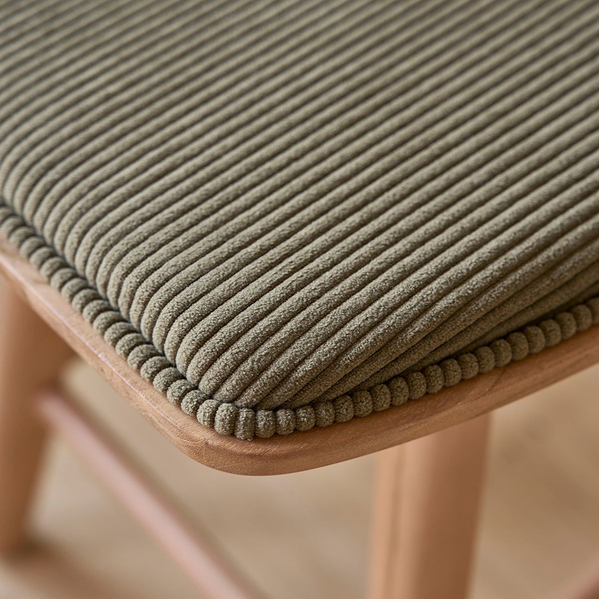 AMBRE - Satz von 2 Hockern aus Teakholz, Sitzfläche aus Cord 45 cm