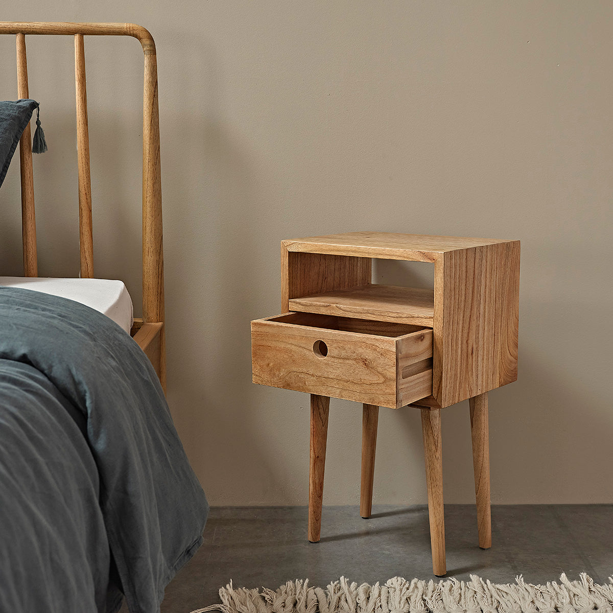 ESMEE - Nachttisch aus massivem Mindi 65 cm