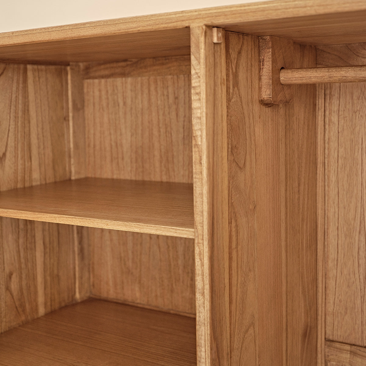 PIA - Schrank aus massivem Mindi 180 cm