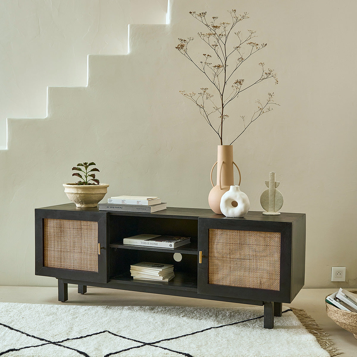 BLAISE - TV-Möbel aus massivem Mangoholz, schwarz und Rohrgeflecht 120 cm