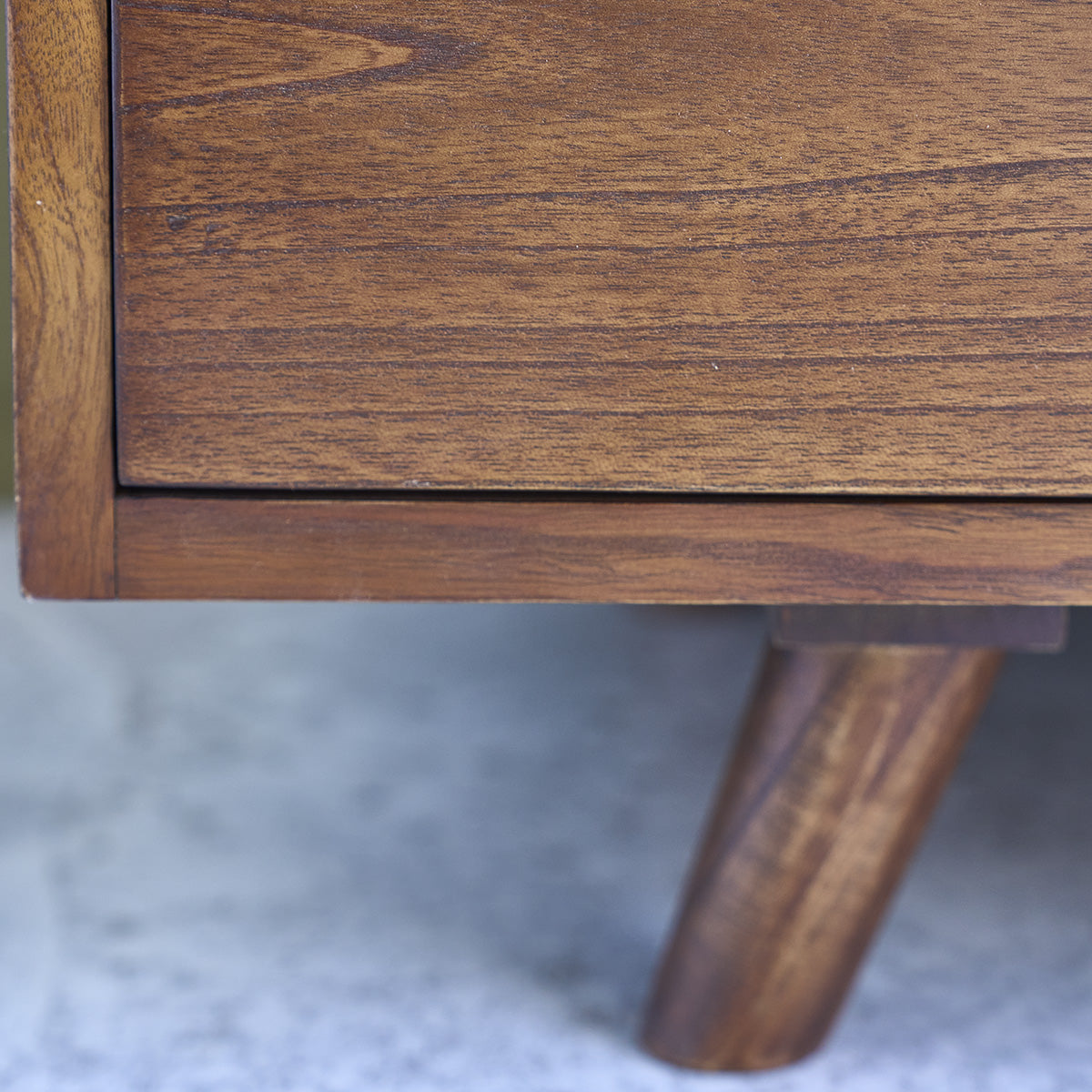 MILO - TV-Möbel aus massivem Mindiholz mit Nussbaum-Oberfläche, 140 cm