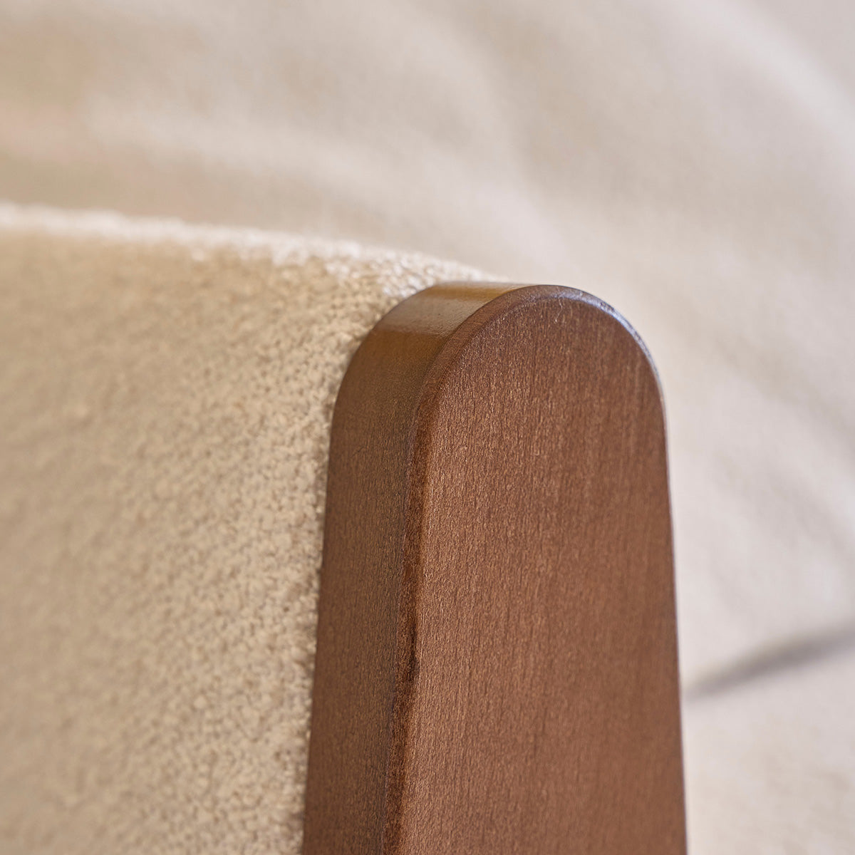 ONDINE - Gerades 3-Sitzer-Sofa aus Massivholz und weißem Bouclé-Stoff