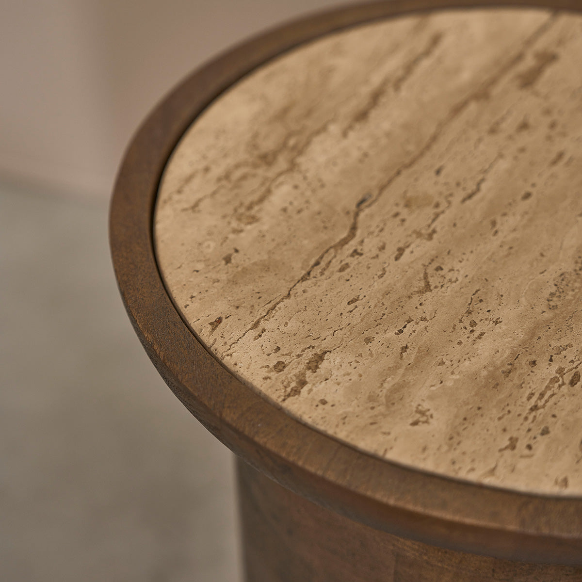 ELENA - Beistelltisch aus Mangoholz und Travertin, rund